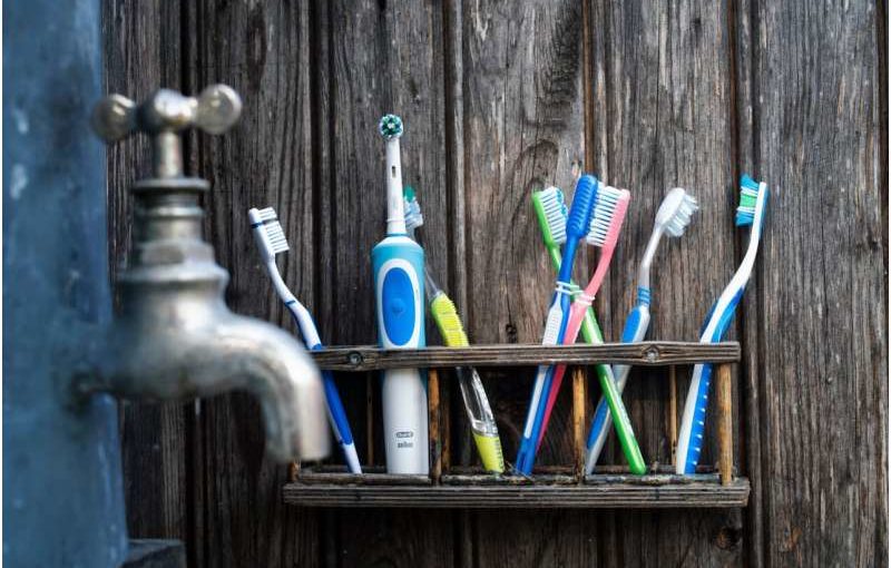 How to choose a toothbrush and when to throw it out